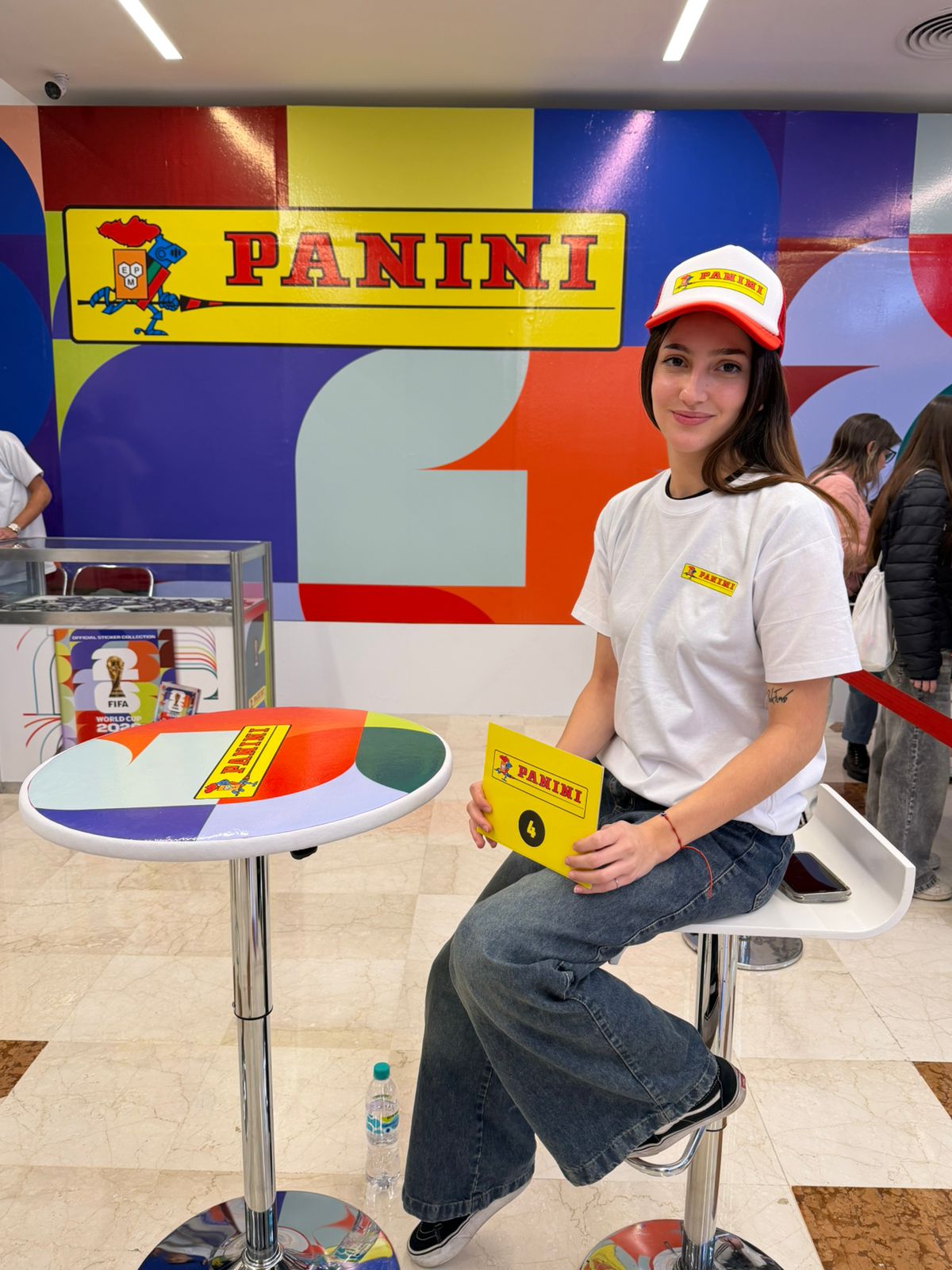 Visitantes participando de una activación Panini realizada por Fancity
