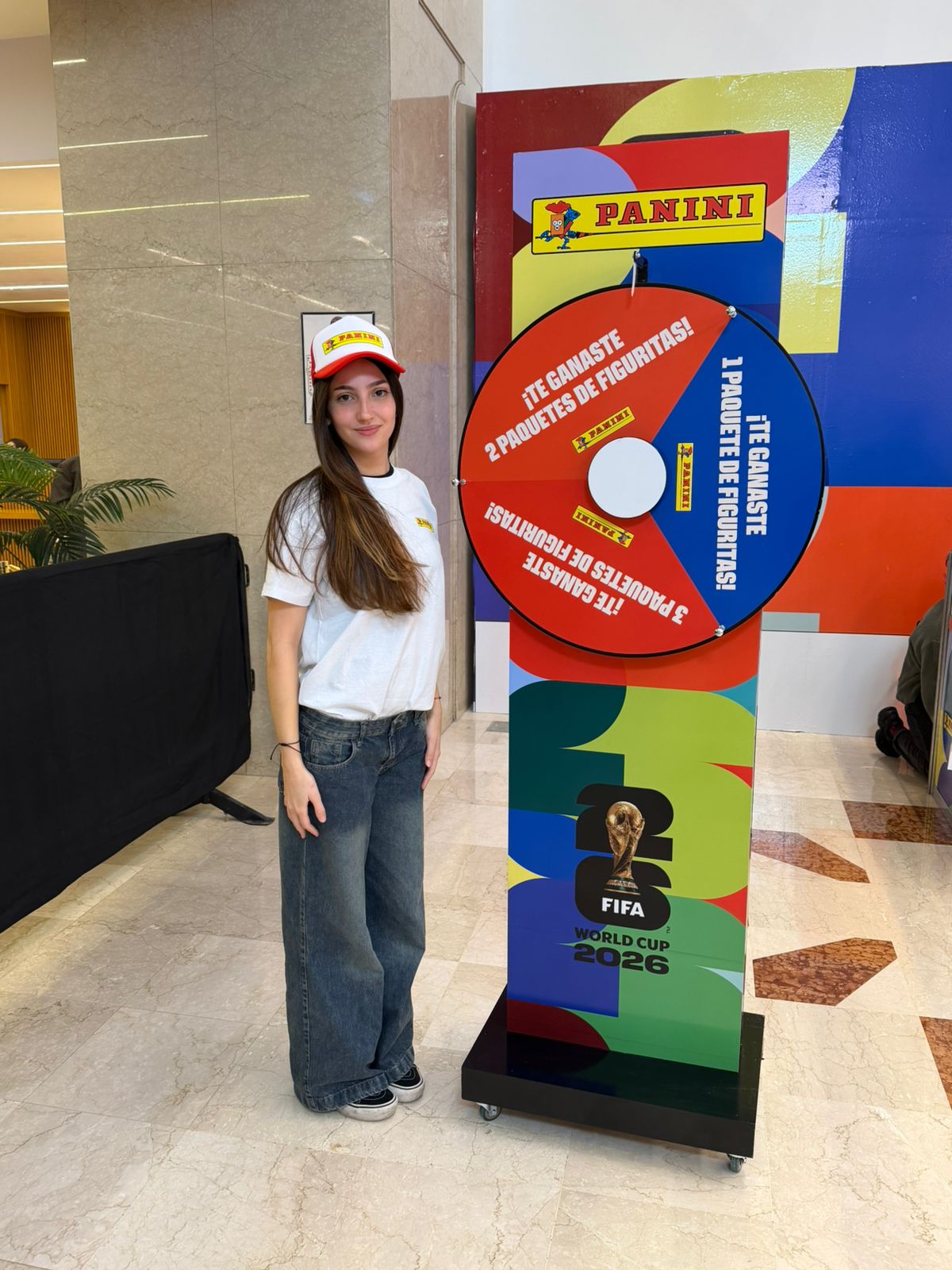 Público interactuando con un stand Panini realizado por Fancity