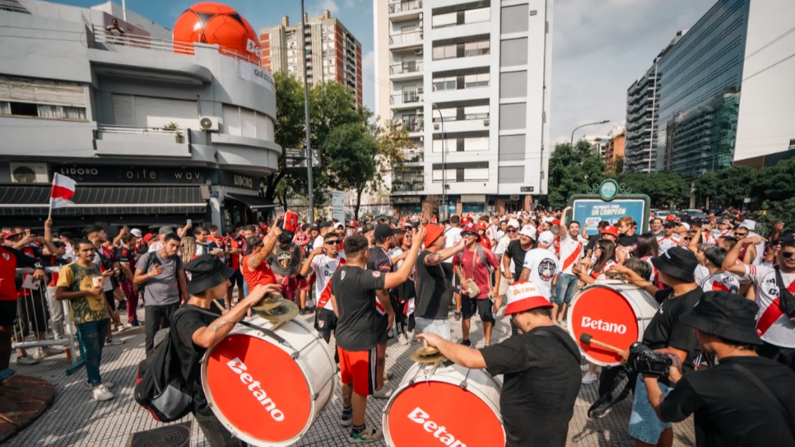 Betano llevó la pasión de River a las calles en la previa del Superclásico junto a Fancity